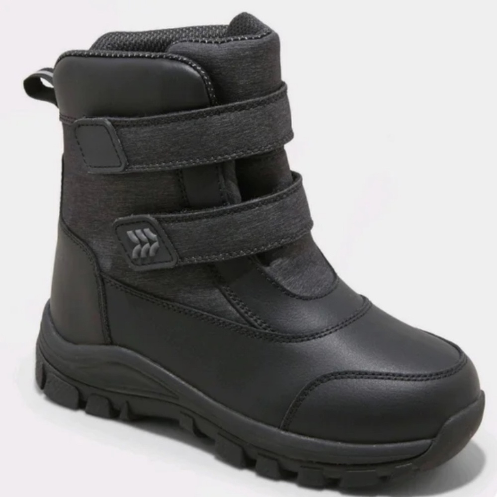 Boys winter boots Size 1 / All in Motion Used in excellent condition.